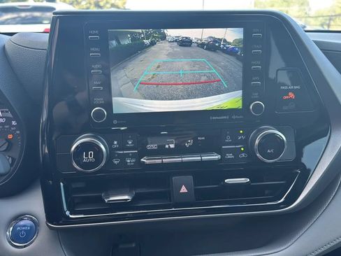 Used 2022 Toyota Highlander LE FWD image 10