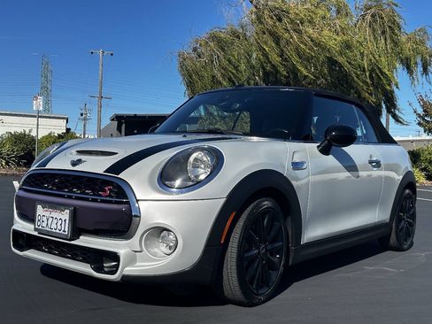 Used 2019 MINI Cooper S w/ Signature Upholstery Package FWD image 2