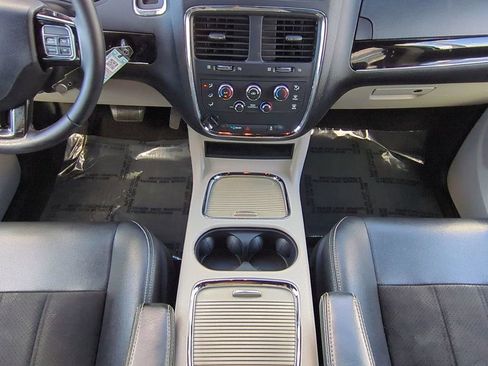 Used 2019 Dodge Grand Caravan SXT image 18