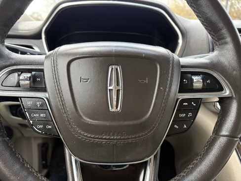 Used 2017 Lincoln Continental Premiere FWD image 46