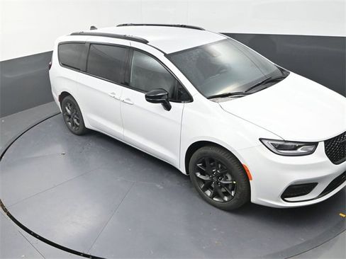 New 2026 Chrysler Pacifica Select image 9