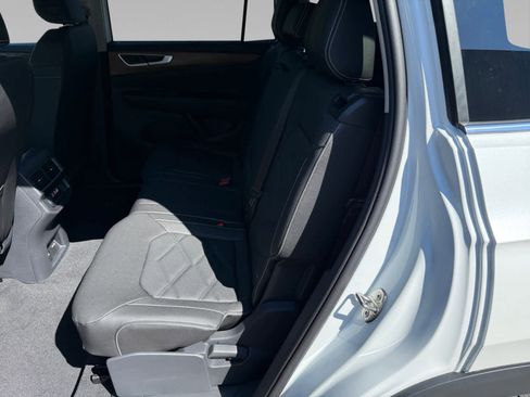 New 2026 Volkswagen Atlas SE image 13