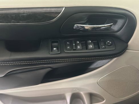 Used 2015 Chrysler Town & Country Touring w/ Driver Convenience Group FWD image 15