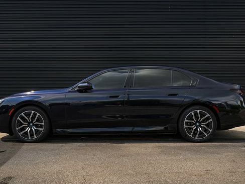 Used 2025 BMW i7 xDrive60 AWD/4WD image 2