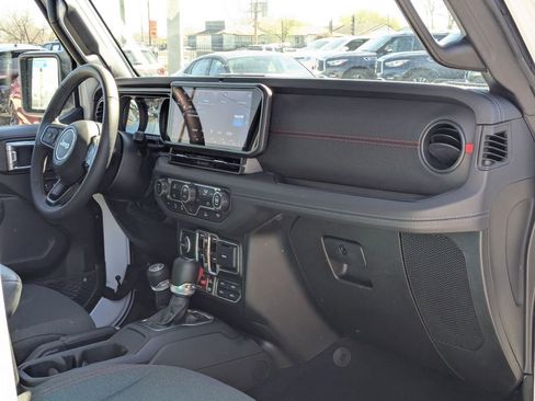 Used 2025 Jeep Wrangler Rubicon image 31