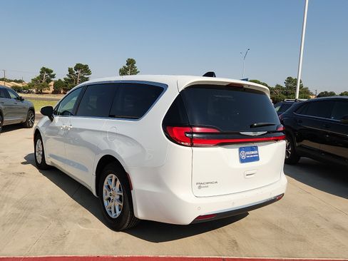 Used 2023 Chrysler Pacifica Touring-L FWD image 4