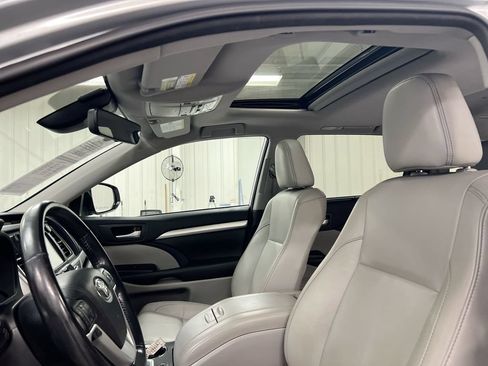 Used 2018 Toyota Highlander XLE AWD/4WD image 20
