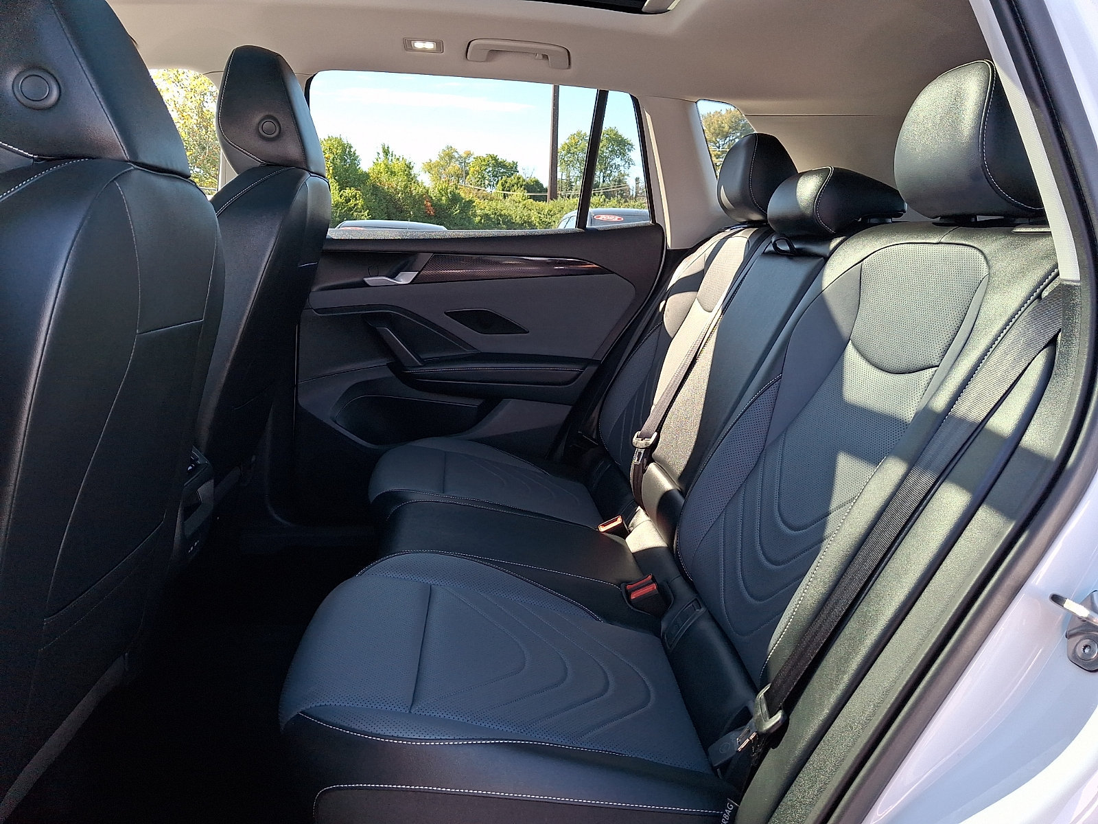 Used 2025 Volkswagen Tiguan SE AWD/4WD image 10