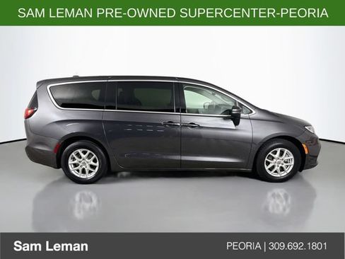 Used 2023 Chrysler Pacifica Touring-L FWD image 8