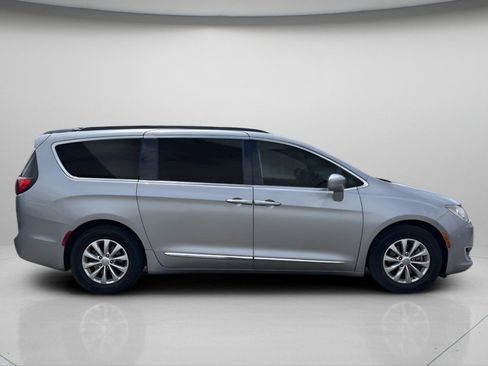 Used 2017 Chrysler Pacifica Touring-L FWD image 4