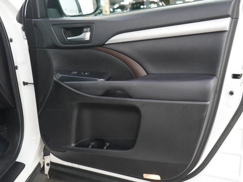 Used 2018 Toyota Highlander XLE AWD/4WD image 9