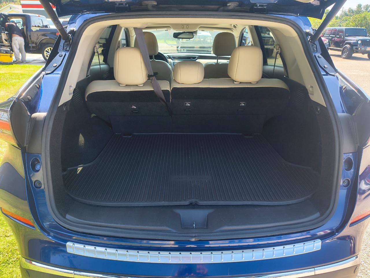 Used 2020 Nissan Murano Platinum w/ Cargo Package FWD image 12