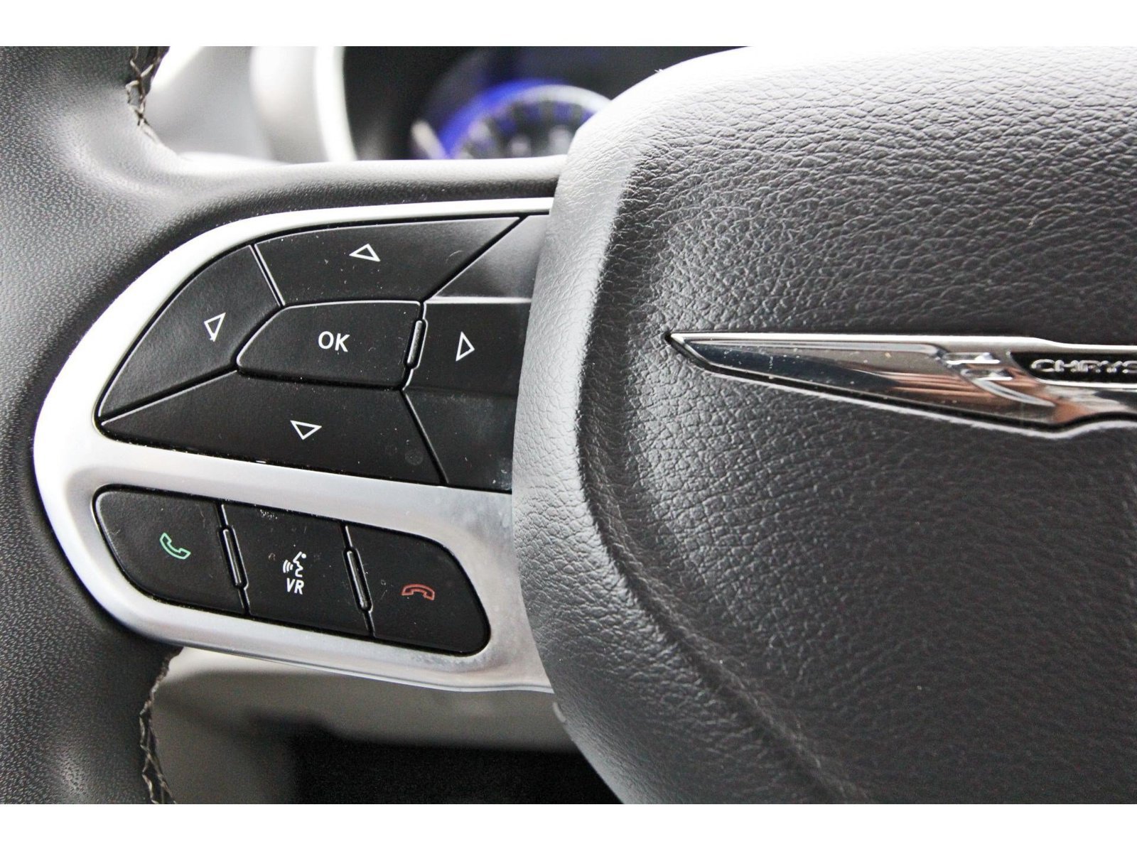 Used 2024 Chrysler Pacifica Touring-L FWD image 17