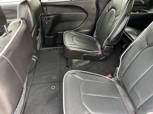 Certified 2026 Chrysler Pacifica Limited w/ S Appearance Package FWD image 17
