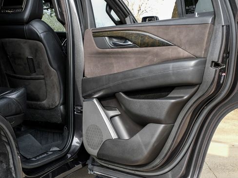 Used 2017 Cadillac Escalade Platinum image 39