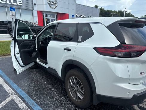 Used 2025 Nissan Rogue S FWD image 11