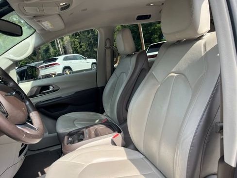 Used 2019 Chrysler Pacifica Touring-L w/ Advanced Safetytec Group FWD image 8