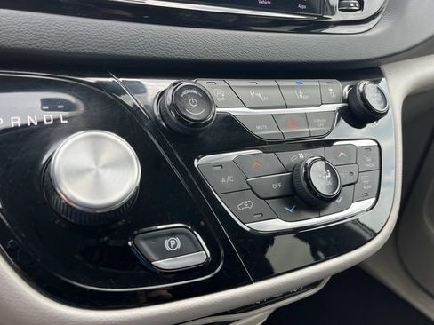 Used 2023 Chrysler Pacifica Touring-L FWD image 38