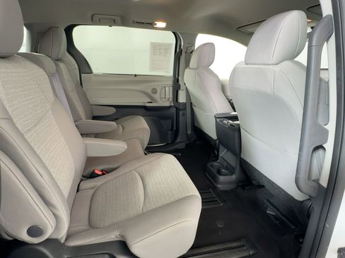Used 2024 Toyota Sienna LE image 28