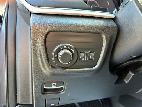 Used 2023 Jeep Grand Cherokee Altitude AWD/4WD image 21
