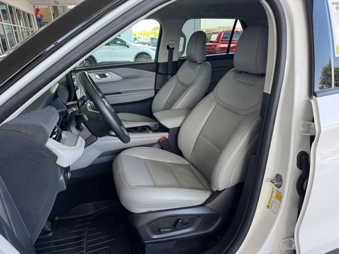Used 2025 Ford Explorer Active w/ Active Comfort Package AWD/4WD image 18