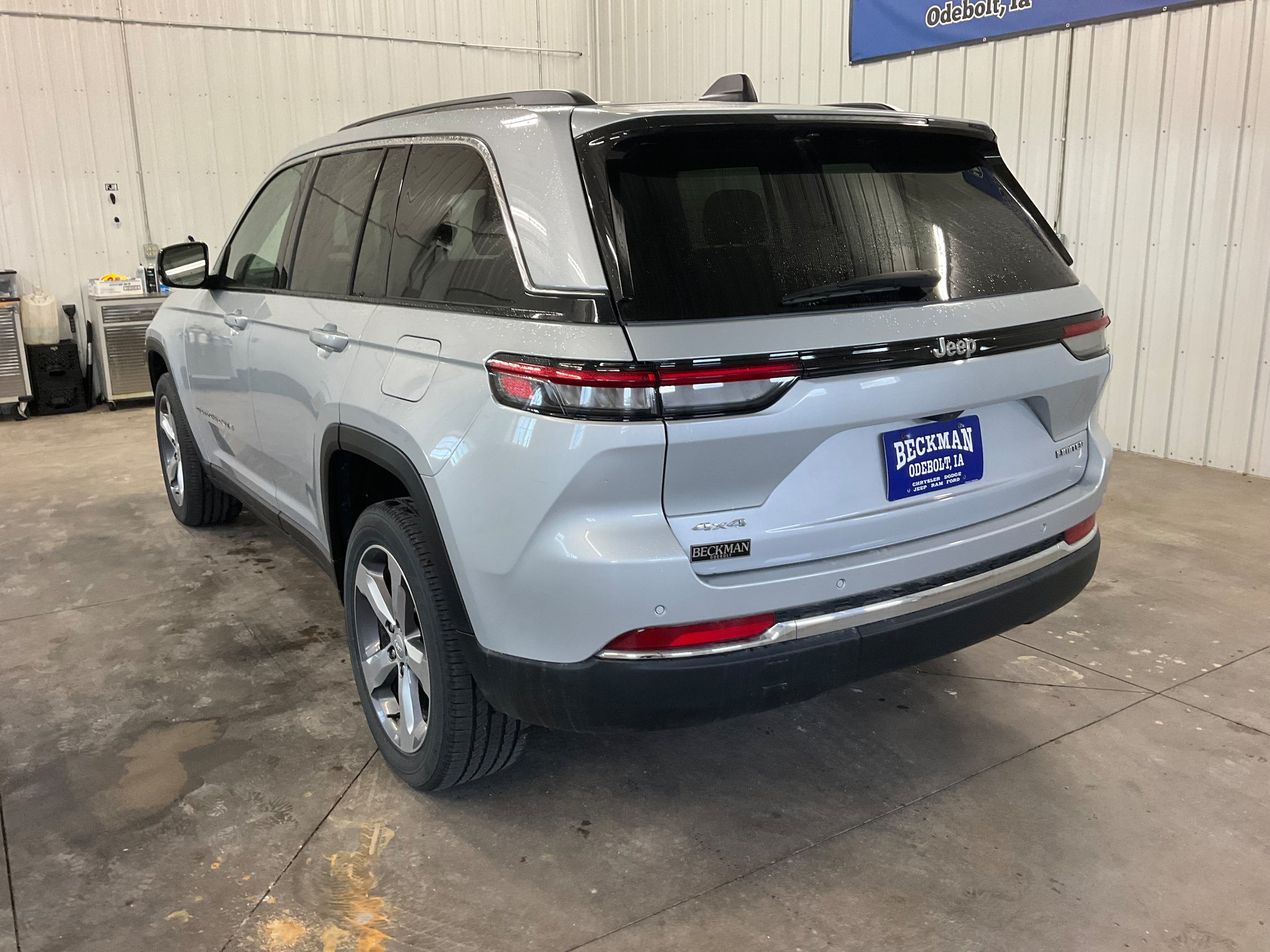 Used 2022 Jeep Grand Cherokee Limited AWD/4WD image 3