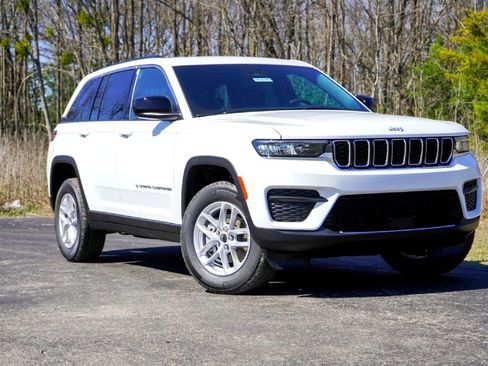 New 2026 Jeep Grand Cherokee Laredo RWD image 2