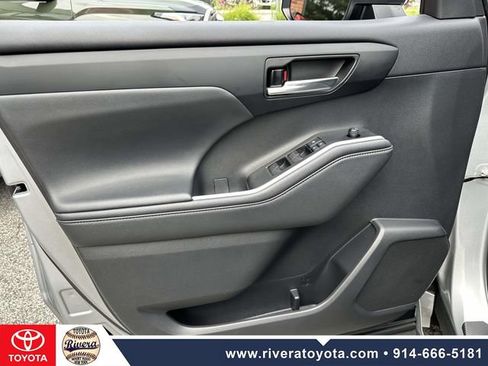 Used 2021 Toyota Highlander XLE AWD/4WD image 25