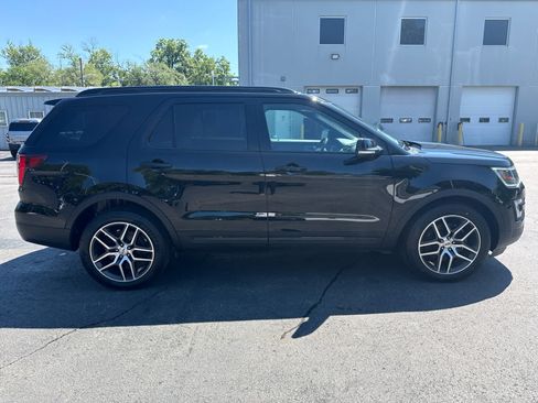 Used 2017 Ford Explorer Sport w/ Equipment Group 401A AWD/4WD image 2
