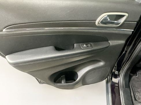 Used 2018 Jeep Grand Cherokee Limited image 25