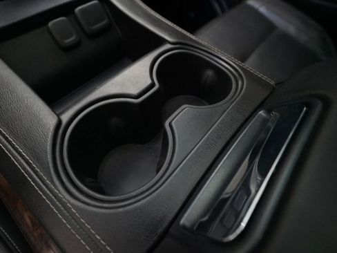 Used 2017 Chevrolet Suburban LT image 18