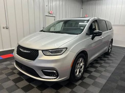 Used 2024 Chrysler Pacifica Limited FWD image 7