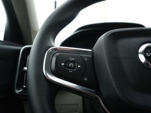 Used 2023 Volvo XC40 B5 Plus image 20