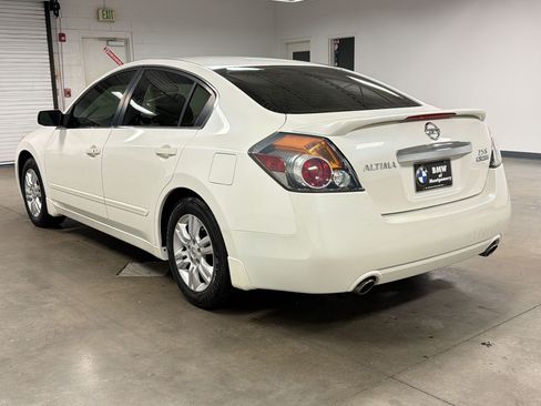 Used 2011 Nissan Altima 2.5 S w/ Special Edition Pkg FWD image 3