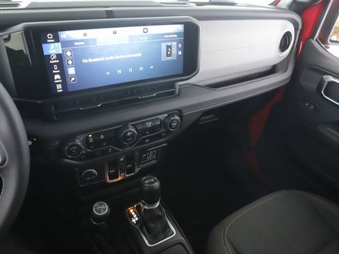 Used 2025 Jeep Wrangler Unlimited Sahara image 25