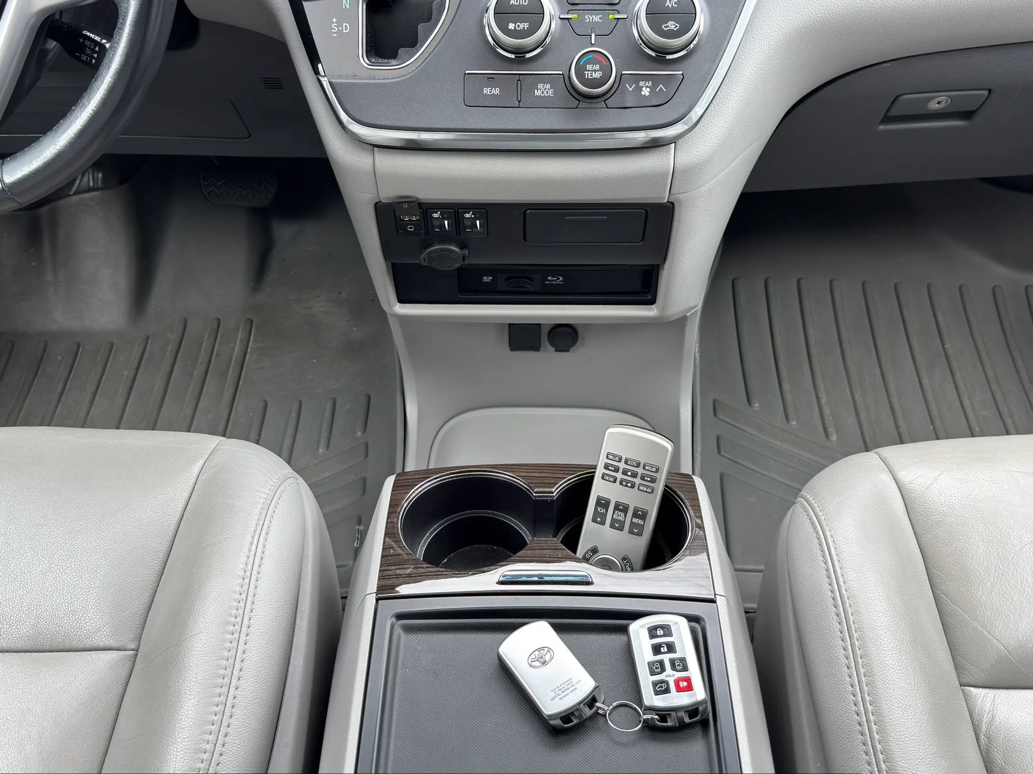 Used 2017 Toyota Sienna XLE Premium FWD image 21