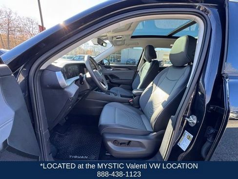 Used 2025 Volkswagen Tiguan SE AWD/4WD image 30