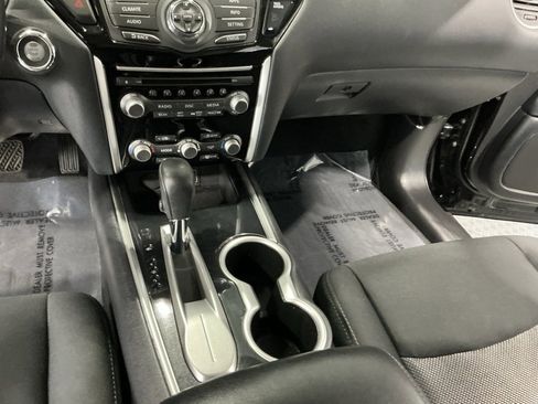 Used 2020 Nissan Pathfinder SV image 18