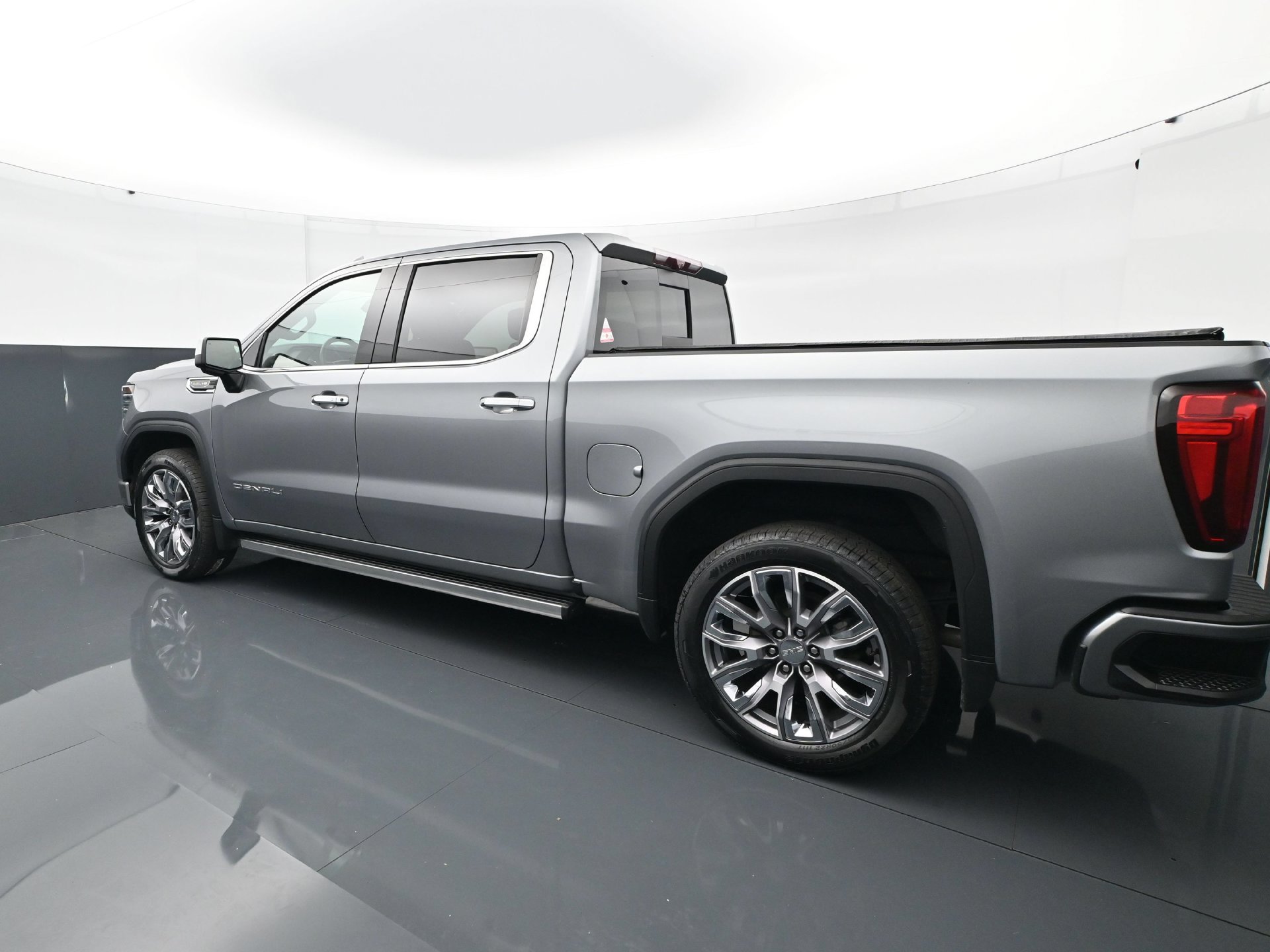 Used 2023 GMC Sierra 1500 Denali w/ Denali Reserve Package AWD/4WD image 4