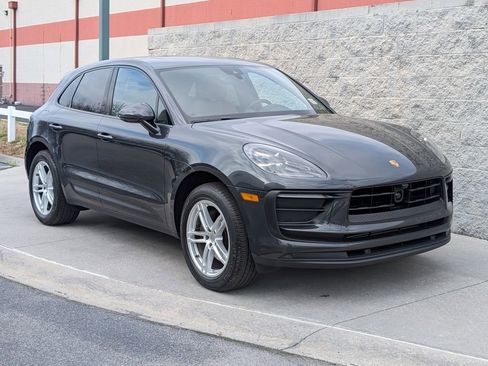Certified 2022 Porsche Macan image 9