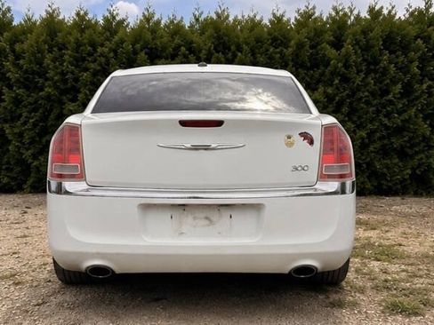 Used 2012 Chrysler 300 RWD image 4