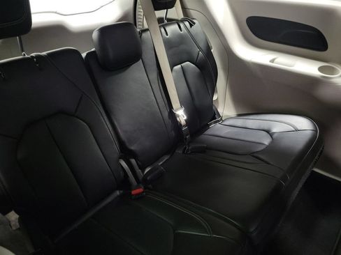 Used 2023 Chrysler Pacifica Touring-L FWD image 23