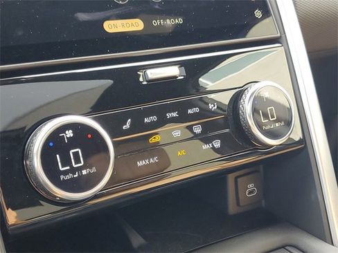 Used 2024 Land Rover Discovery Dynamic SE image 32