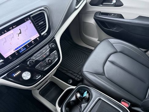 Used 2023 Chrysler Pacifica Touring-L AWD/4WD image 26