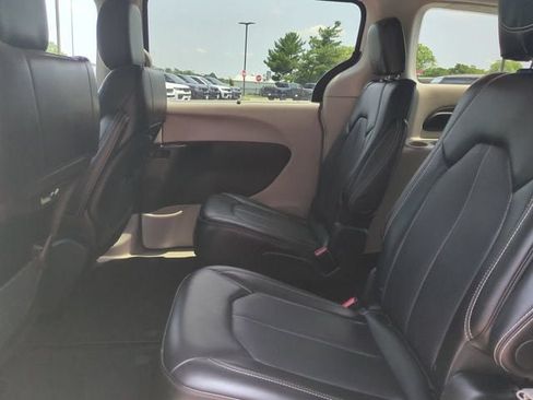 Used 2024 Chrysler Pacifica Touring-L FWD image 14