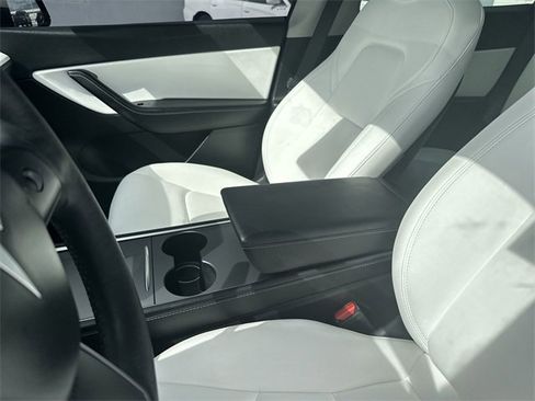 Used 2022 Tesla Model Y Long Range image 24