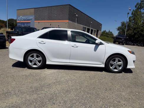 Used 2014 Toyota Camry SE FWD image 6