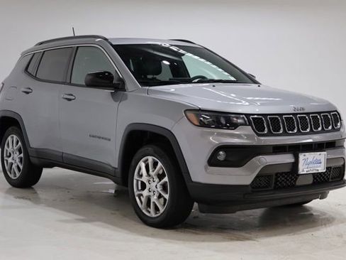 Used 2023 Jeep Compass Latitude w/ Sun and Sound Group AWD/4WD image 1