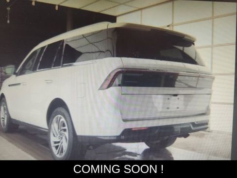 Used 2025 Lincoln Navigator Reserve image 2