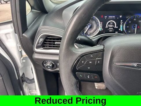 Used 2023 Chrysler Pacifica Touring FWD image 17